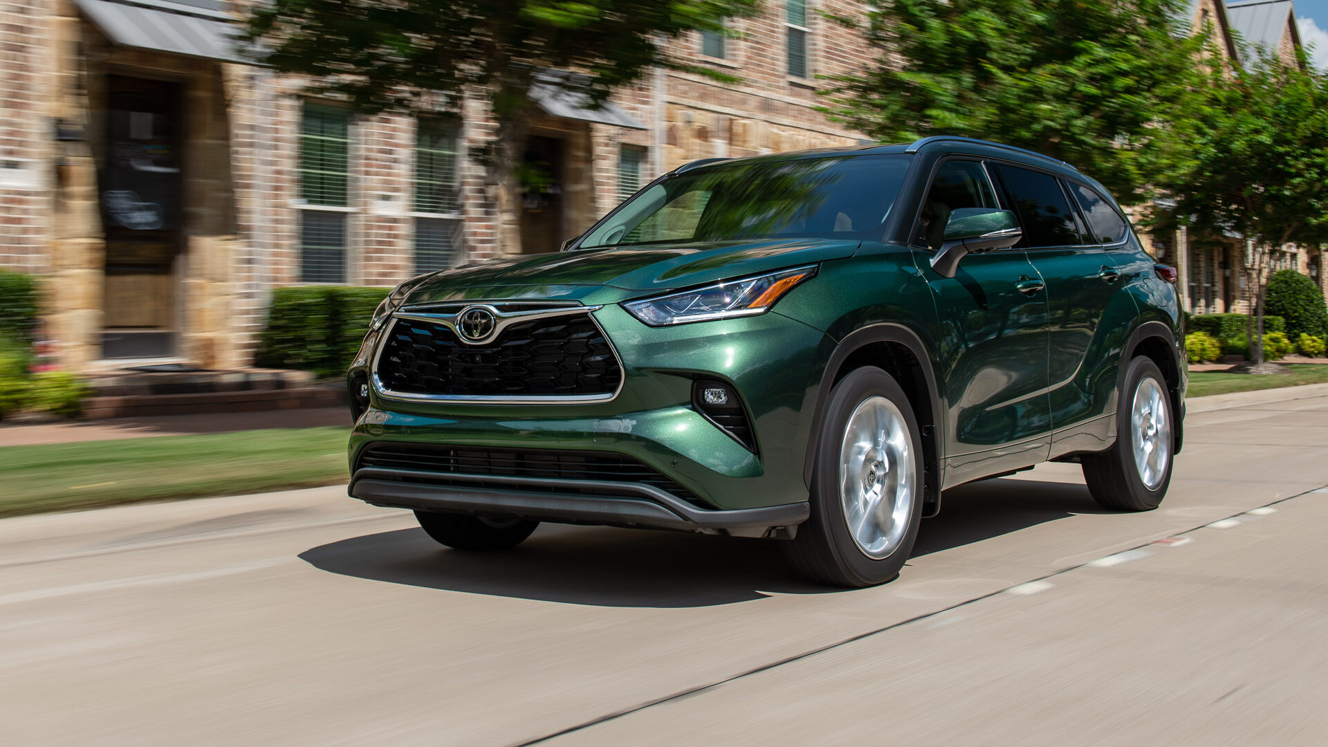 Toyota Recalls More than 550,000 Highlander SUVs for Second-Row Seat Defect