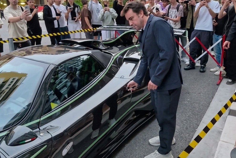 Fernando Alonso spotted in his recently acquired Pagani Zonda Diamante Verde