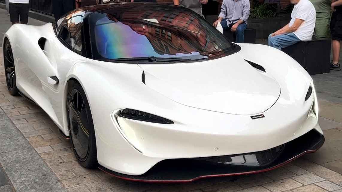 McLaren Speedtail with central driving position like the F1 spotted in London