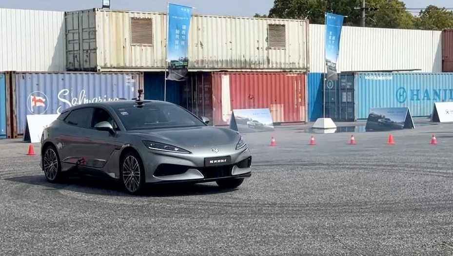 BYD’s 900 hp Denza Z9 drifts perfectly on its own with a passenger onboard